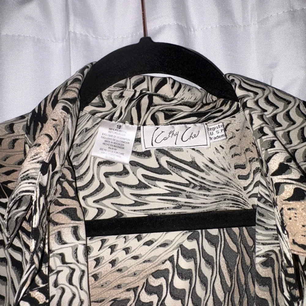 Abstract Patterned Blouse - Picture 3 of 4